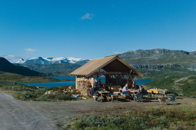 Postkortmotiv. Sveler med nyrørt blåbærsyltetøy smaker ekstra godt i Mugnetinds nydelige omgivelser.Kafeen holder åpent fra 11.00 til 17.00 hver dag frem til 28. august.