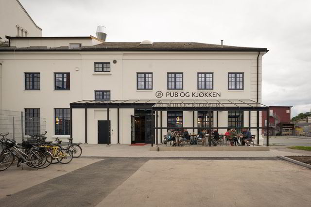 I 160 år har det vært brygget øl på Lademoen. Nyskapningen E.C. Dahls Pub og Kjøkken satser på nytt bryggeri og ølsenter. Utbygget vil forhåpentlig få glass før skittværet setter inn. Foto: Øystein Lie.