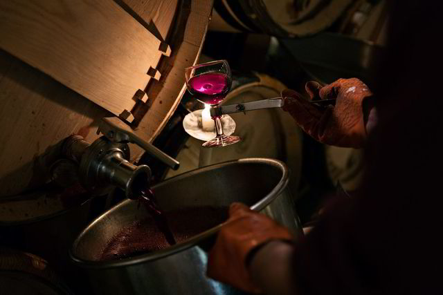 Omstikking av vin fra tradisjonsrike barrique i Bordeaux. Foto: Sune Eriksen.