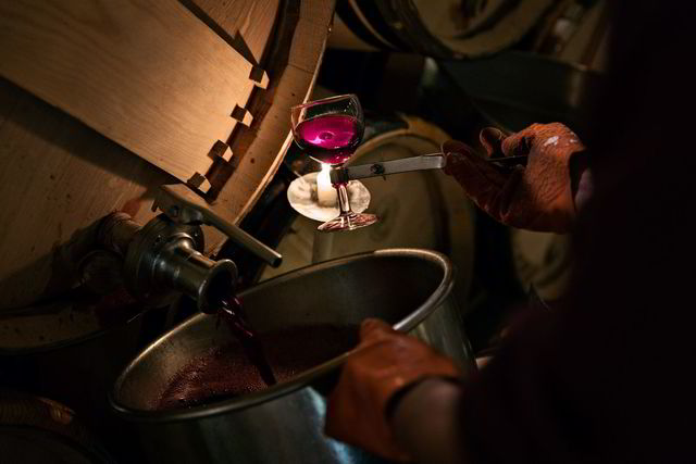 Omstikking av vin fra tradisjonsrike barrique i Bordeaux. Foto: Sune Eriksen.