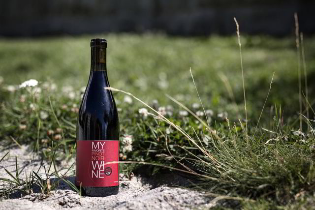 My Wine Pinot Noir 2013, er et amerikansk rødvinskupp og en strålende rødvin å ta med seg inn i sommeren. Foto: