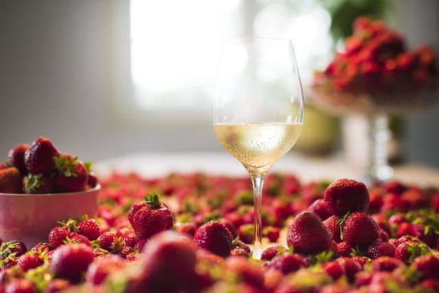 Perlevenn. Den beste følgesvenn til smaksrike, norske jordbær er lette bobler fra appellasjonen Moscato d’Asti. Foto: Luca Kleve-Ruud