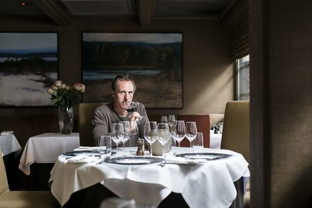 SIN EGEN VINGÅRD. Olek Bondiono stammer fra en gårdbrukerfamilie i Barbaresco. Han bygget om fjøset til vinkjeller og lager biodynamisk vin. Foto: Skjalg Bøhmer Vold