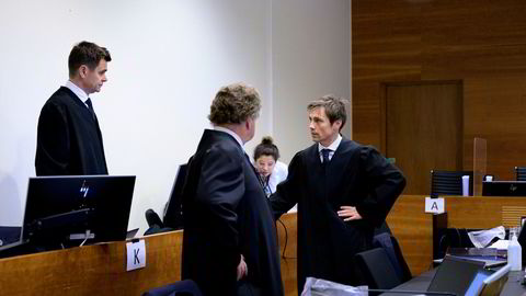 Til venstre: Advokat Fredrik Berg, forsvarer til tiltalt Jan Vestrum. Økokrim-aktor Håvard Kampen til høyre. I midten Hans Peder Bjerke og i bakgrunnen førstekonsulent i Økokrim, Ajin Ahmad Rashiid.