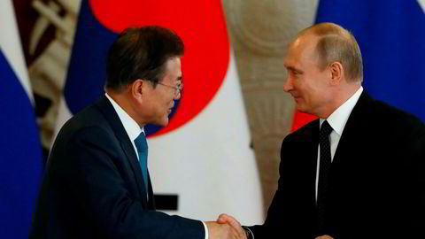 Sør-Koreas president Moon Jae-in og hans russiske kollega Vladimir Putin i Moskva fredag. Putin invitererer nå begge de koreanske lederne til Vladivostok.