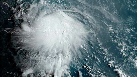 Satellittbilde av ekstremværet Lara som søndag feide over Haiti og Den dominikanske republikk