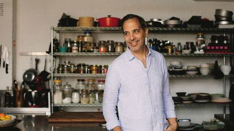 Fargerik. Yotam Ottolenghi er kjent for lange ingredienslister og utførlige instruksjoner for å få grønnsakene til virkelig å synge på tallerkenen, men i «Enkelt» utforsker han og medforfatter Tara Wigley måter matlaging kan gjøres enkelt på.