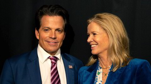 Den britiske journalisten Katty Kay og tidligere kommunikasjonssjef for Trump, Anthony Scaramucci, diskuterer amerikansk politikk i podkasten «The Rest is History US».