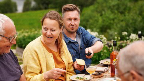 Æresgjester. Karl Hans Rønning (t.v.) har lært datteren Elise Bratteng Rønning mye om det som kan spises fra Helgelands sjø og jord. Kokk Marius Martinsen (t.h.) har laget en lekker lunsj til restaurantens beste støttespillere.