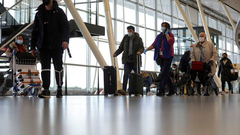 Passasjerer på et fly fra Sør-Afrika ankommer Schiphol Airport i Amsterdam i Nederland lørdag. Samme dag testet 61 passasjerer positivt for korona etter ankomst.