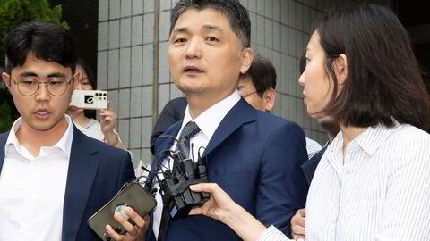 Brian Beom-su Kim på vei ut fra domstolen ved Seoul Southern District Court på mandag – før det ble utstedt en arrestordre.