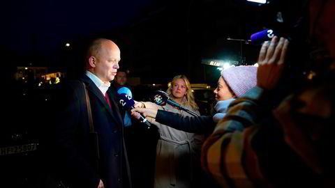 Finansminister Trygve Slagsvold Vedum møtte pressen utenfor sin statsrådsbolig grytidlig mandag.