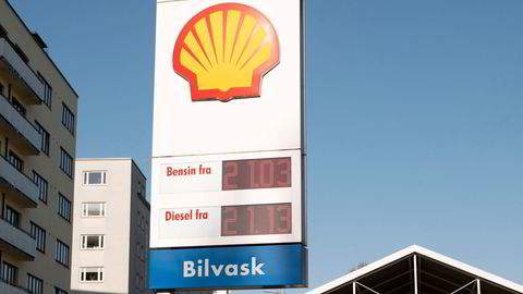 Bensin- og dieselprisene har holdt seg høye de siste ukene. Her er prisene hos Shell i Oslo onsdag.