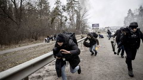 Slaget om byen Irpin, vel 20 kilometer nordvest for Kyiv, fortsetter. Her flykter både sivile og militære søndag fra russiske artilleriangrep.