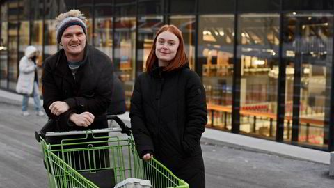 Lærerne Åsmund Jøtun og Camilla Sørensen har begge byttet strømleverandør denne høsten på grunn av de høye strømprisene. – Jeg har kjent det på økonomien, og det var litt stramt fra før, sier Sørensen til DN.