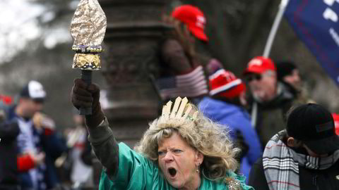 En Trump-tilhenger har kledd seg ut som Frihetsstatuen. Stormingen av Kongressen 6. januar skjedde etter Donald Trumps oppfordring og løgn om at valget var stjålet.