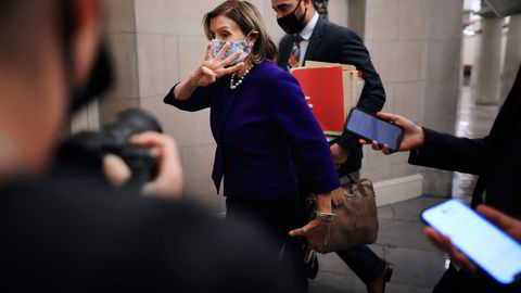 Nancy Pelosi, demokratenes leder i Representantenes hus, jobber med finkalibrert politisk håndverk for å samle trådene for å få gjennom både tiltakspakker, heve gjeldstaket og unngå lockdown.