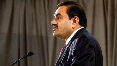 Den siste måneden har Gautam Adani gått fra å være verdens nest rikeste mann, til å stupe på listen over verdens rikeste.