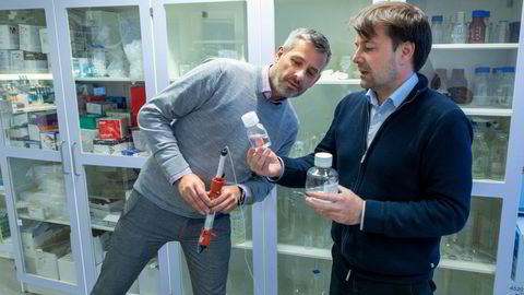 Slike glass med enzymer kan koste flere hundre tusen kroner. Finansdirektør Børge Sørvoll (til venstre) og forsknings og utviklingsdirektør Olav Lanes har vært sentrale i Tromsø-selskapet Arcticzymes.
