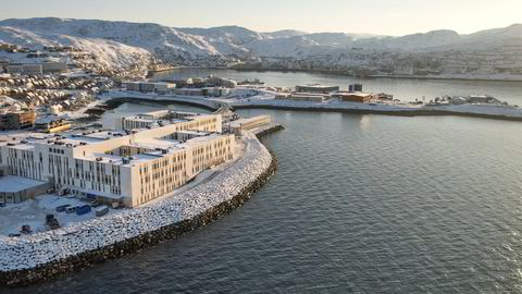 Direktør Ole Hope ved Finnmarkssykehuset tar til orde for tøffere sykehusledelse. Bildet: Finnmarkssykehuset i Hammerfest.