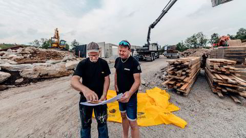 Knut Thorkaas til venstre og rørlegger Arnfinn Erga ser på tegningen av hytta som Thorkaas bygger i Sirdal.– Det er en utfordring å få tak i trelast. Nå kommer materialer fra to kjeder, istedenfor en, sier Thorkaas.
