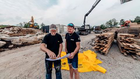 Knut Thorkaas til venstre og rørlegger Arnfinn Erga ser på tegningen av hytta som Thorkaas bygger i Sirdal.– Det er en utfordring å få tak i trelast. Nå kommer materialer fra to kjeder, istedenfor en, sier Thorkaas.