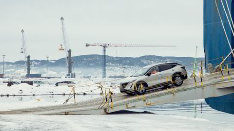 Siste lossing av elbiler i 2022 før avgiftshopp på Drammen havn dagen før nyttårsaften. Her ruller en Nissan Ariya.