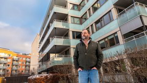 Preben Kielland mener nye skatteregler gjør det vanskelig å eie utleiebolig og planlegger derfor å selge sin leilighet i fjerde etasje i boligkomplekset bak ham.