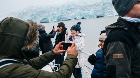 Reiseliv og andre konkurranseutsatte tjenestenæringer kan tas inn i frontfagsmodellen, skriver Arild H. Steen. Bildet viser turister på Svalbard-tur.