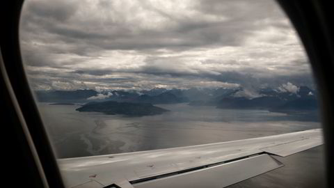 Jeg bor og arbeider i Oslo, mine foreldre bodde i Molde. Om jeg snart kom for å kjøpe klær til mor, spurte sykjemmet. Selvfølgelig fløy jeg, skriver Brit Solli. Innflyvningen til Molde.