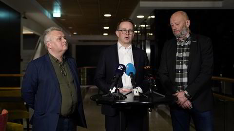 Riksmegler Mats Ruland, flankert av leder i Fellesforbundet Jørn Eggum t.v. og direktør i Norsk Industri Stein Lier-Hansen informerer pressen om resultatet etter meglingen i frontfaget. Meglingene finner sted på Hotel Opera i Oslo.