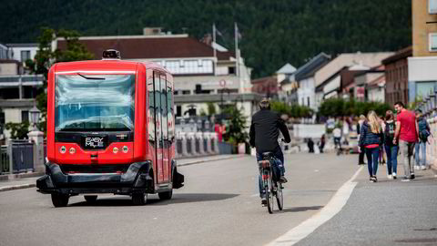 Det er ikke nødvendig å vente 15 år på autonome kjøretøy. Her er en franskprodusert selvkjørende elektrisk minibuss under uttesting i Kongsberg.