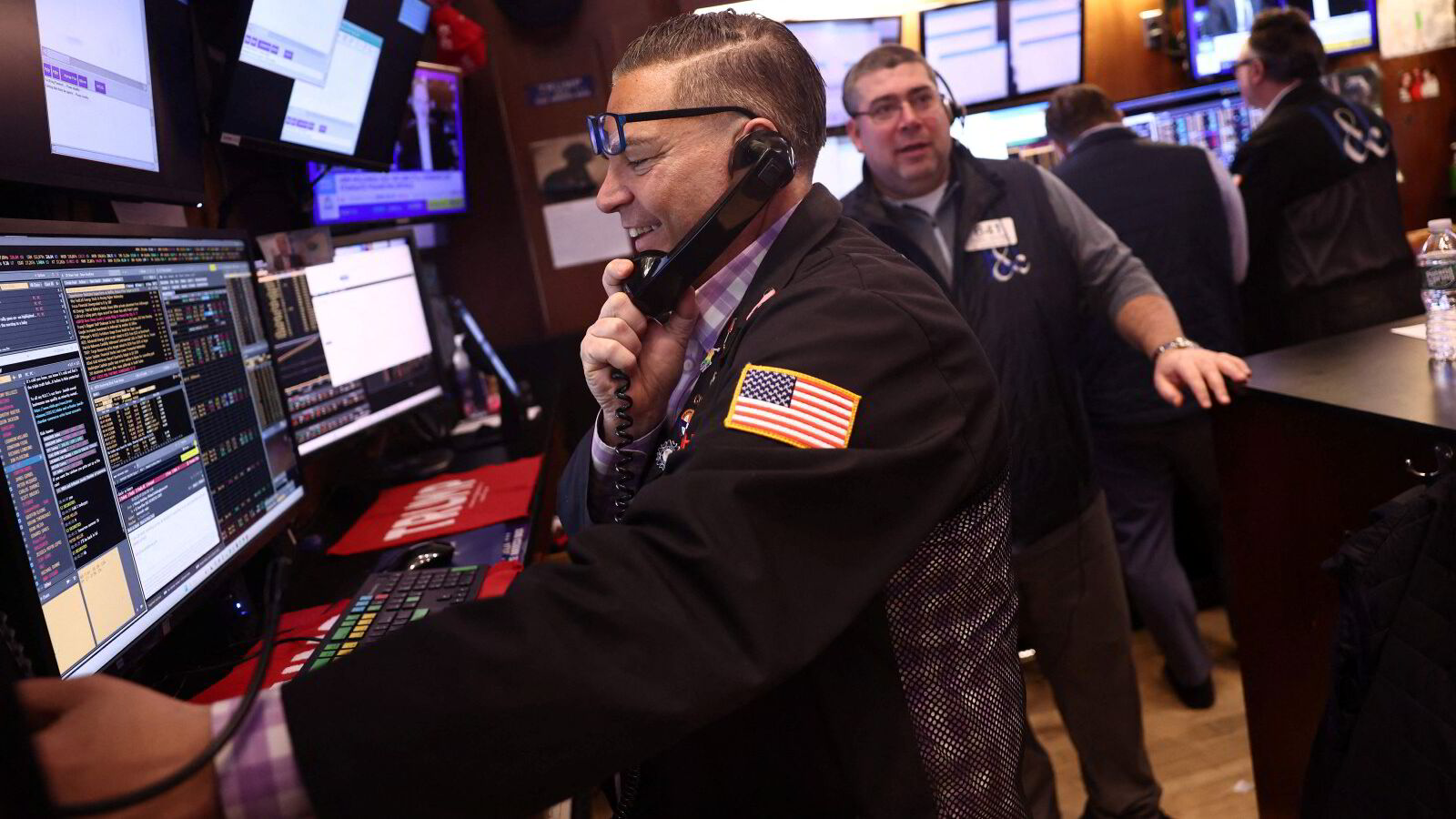 Nasdaq og S&P 500 vippet opp i sluttminuttene