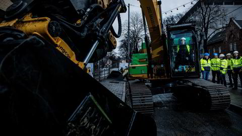 Tilgangen på store, elektriske anleggsmaskiner er svært begrenset, skriver artikkelforfatterne. Gravemaskin ombygd til eldrift, angivelig den første i verden, var i sving i Storgata i Oslo i 2018.