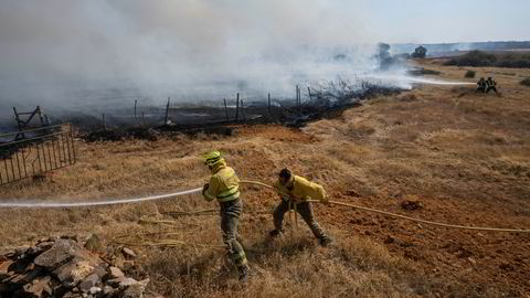 Brannmannskap jobber med å slukke en skogbrann i Tabara nordvest i Spania 19. juli i år. Skogbranner i Europa starter tidligere på året, inntreffer oftere, gjør mer skade og er vanskeligere å stoppe enn før. Klimaforskere tror problemet med skogbranner bare vil bli verre når klimaet endrer seg.