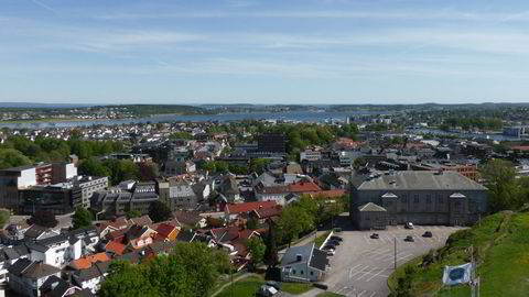 Med rente som anslått av Norges Bank i 2024, vil månedsutgiftene i regneeksempelet øke med 7000 kroner for boligen i Oslo. I Tønsberg (bildet): 2800 kroner, skriver André Kallåk Anundsen.