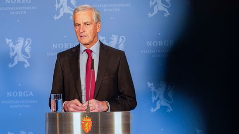 Statsminister Jonas Gahr Støre på et møte med pressen i forbindelse med at utenriksminister Anniken Huitfeldt brøt habilitetsreglene.