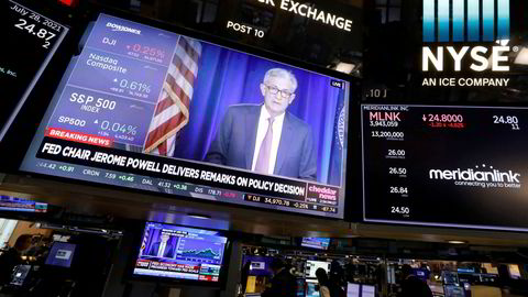 Den amerikanske sentralbanksjefen Jerome Powell på en skjerm på meglerbordet i New York Stock Exchange ved en tidligere anledning. I kveld taler han til pressen 20.30 norsk tid.