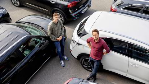 Fleks har anskaffet 1500 biler og har havnet i konkurranse med Vy. Nå går markedssjef Lasse Heimberg og daglig leder og gründer Petter Kjøs Utengen i Fleks ut mot Vys nye mobilitetsstrategi.