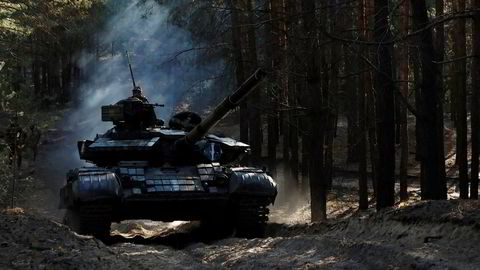 De ukrainske soldatene har lært at det nettopp er de pansrede kjøretøyene og især stridsvognene som gir dem overlevelsesmuligheter på slagmarken, skriver Mahmoud Farahmand. Ukrainske soldater i en kapret russisk stridsvogn i oktober.