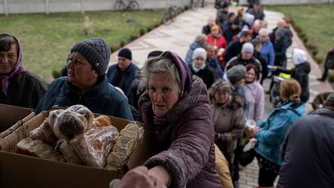 Ukrainske innbyggere mottar moat fra en kirke i Borodyanka, nordvest for hovedstaden Kyiv på søndag. Verdensbanken spår en full kollaps av økonomien – med store ringvirkninger til hele regionen.