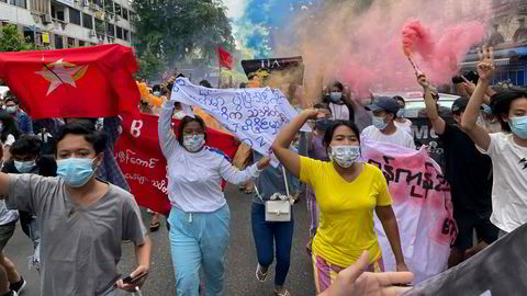 Studenter i Myanmar protesterer mot landets militærjunta i Yangon i juli.