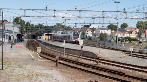 Befolkningen i området Porsgrunn-Larvik har fått et drømmetilbud, skriver artikkelforfatterne. Larvik stasjon.