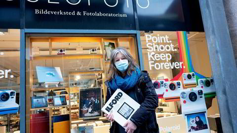 Da billedkunstner Ingwill Gjelsvik (61) fikk rede på at butikkene måtte stenge ned fortet hun seg for å hente to pakker Ilford-papir til printing i mørkerommet.