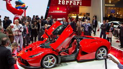 Her presenteres Ferrari Laferrari i Genève i 2013. Per Gessles gamle bil er i gråfargen Grigio Reventon.
