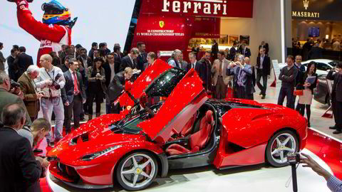 Her presenteres Ferrari Laferrari i Genève i 2013. Per Gessles gamle bil er i gråfargen Grigio Reventon.