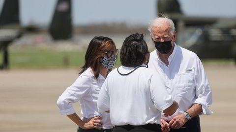 USAs president Joe Biden besøker fredag stormrammede Louisiana. Her med ordfører LaToya Cantrell i New Orleans og fylkesordfører Cynthia Lee Sheng i Jefferson Parish.