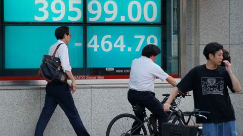 Nikkei-indeksen ved Tokyo-børsen leder nedgangen i Asia med 1,1 prosent idet ettermiddagshandelen er i gang. Bildet er fra tirsdag, da indeksen falt til under 40.000-nivået.