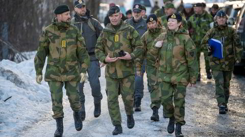 Kronprins Haakon (til venstre), generalløytnant Yngve Odlo og viseadmiral og sjef for forsvarsstaben Elisabeth Natvig besøkte den finske brigaden under Nato-øvelsen Cold Response i mars.