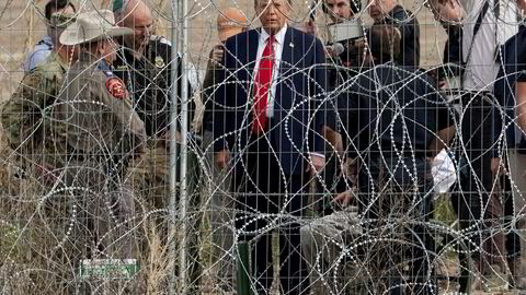 Donald Trump lovte å få kontroll på grensene under valgkampen og stanse immigranter og narkotika.  Her fra et besøk ved Eagle Pass i Texas under presidentvalgkampen.